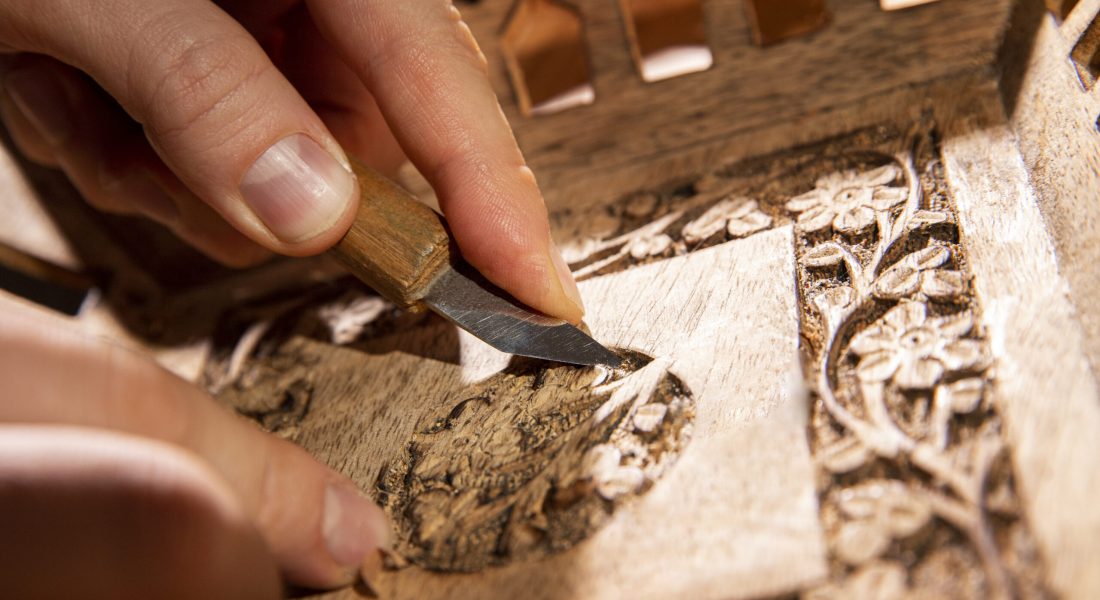 close-up-engraving-art-tools